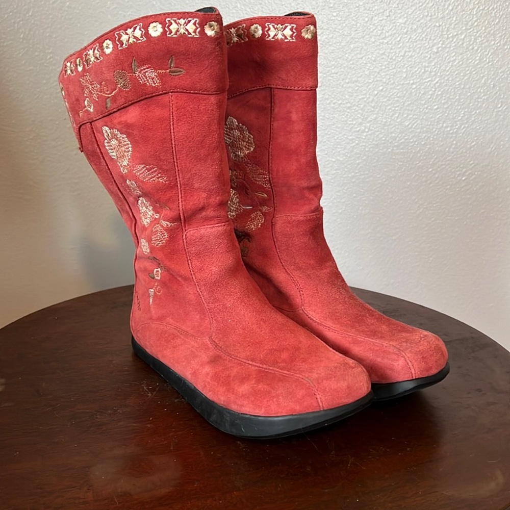 Earth Red Embroidered Women's Boots
